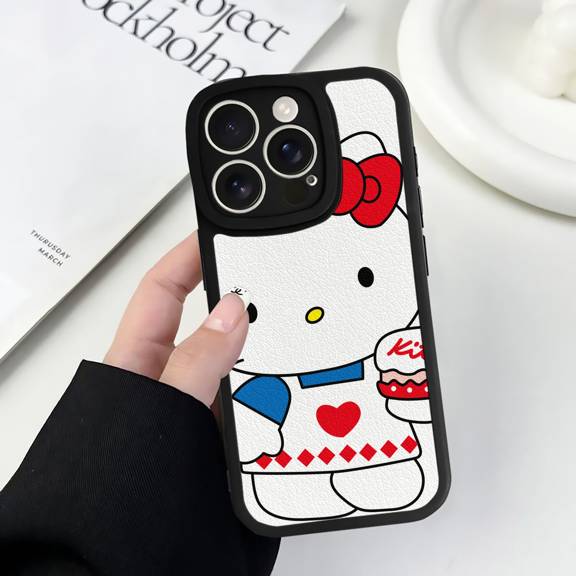 （画像用） Hello Kitty ハローキティ 【iPhone 16シリーズ対応】シリコンスマホケース（レザー調） 材質：シリコン